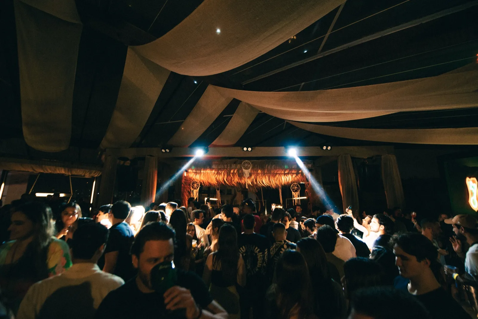 DJ set com projeção psicodélica