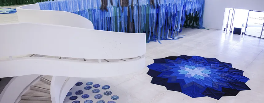 Galeria Janete Costa — instalação azul