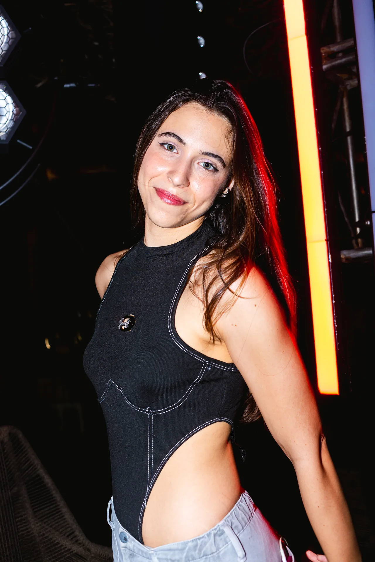 Pessoa com luzes neon